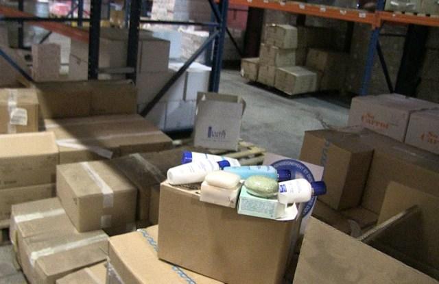 法国海关在巴黎近郊查封一处仿冒化妆品生产窝点
