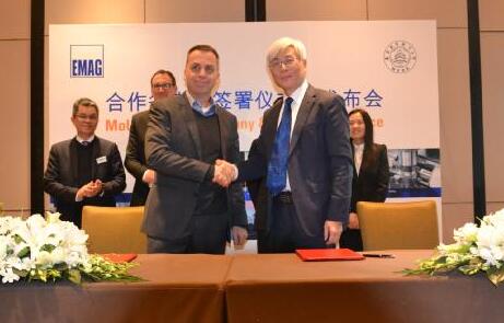 埃马克 (中国) 机械有限公司CEO Dr. Uwe Ronde（左） 与南京航空航天大学何宁教授（右）签署合作备忘录
