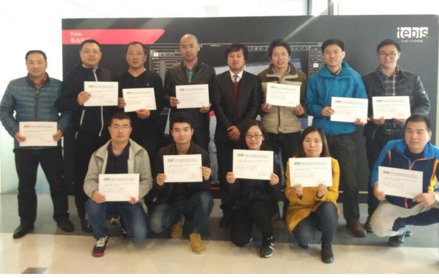 培训讲师与学员一起合影留恋