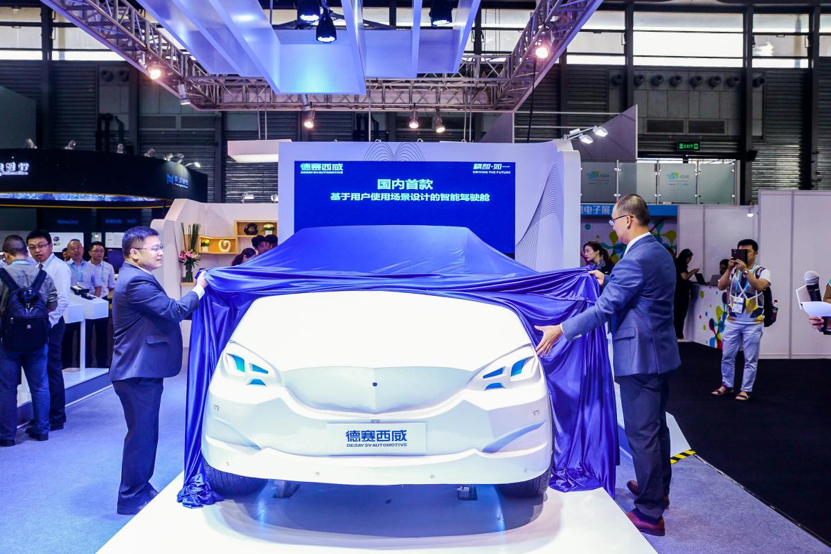 德赛西威最新智能驾驶解决方案亮相CES Asia 2017，公司总经理高大鹏先生（右）与副总经理段拥政先生（左）共同揭幕发布智能驾驶舱