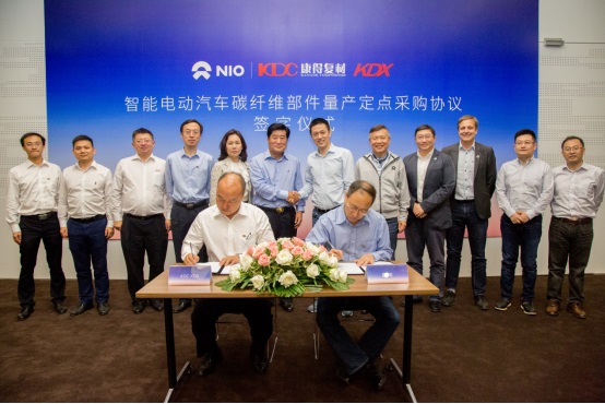 康得复材首席运营官张保平与蔚来采购部副总裁钟万里分别代表双方签署协议