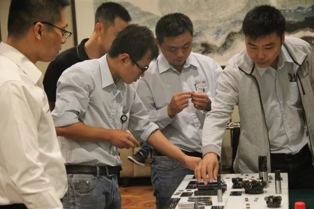 客户在路演休息时间参观与了解瓦尔特最近1年来推出的新产品实物，其中金虎刀片技术引起了广泛的兴趣与讨论。