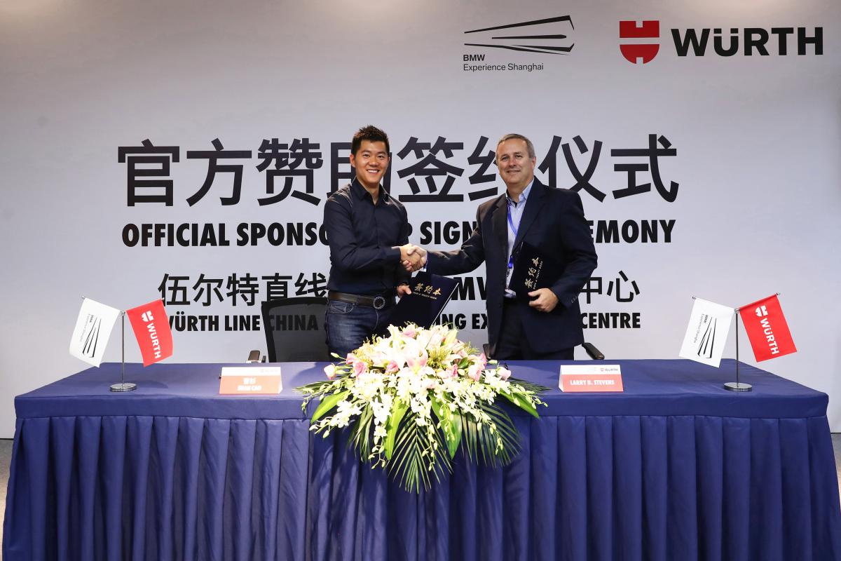 宝马驾驶体验中心副总经理曹杉（左）与伍尔特中国CEOLarry Stevens共同签署合约