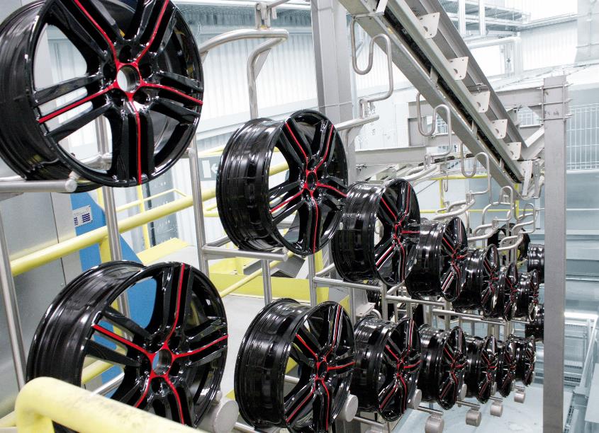 Ronal 还生产设计复杂的轮辋，如黑色和红色所示。