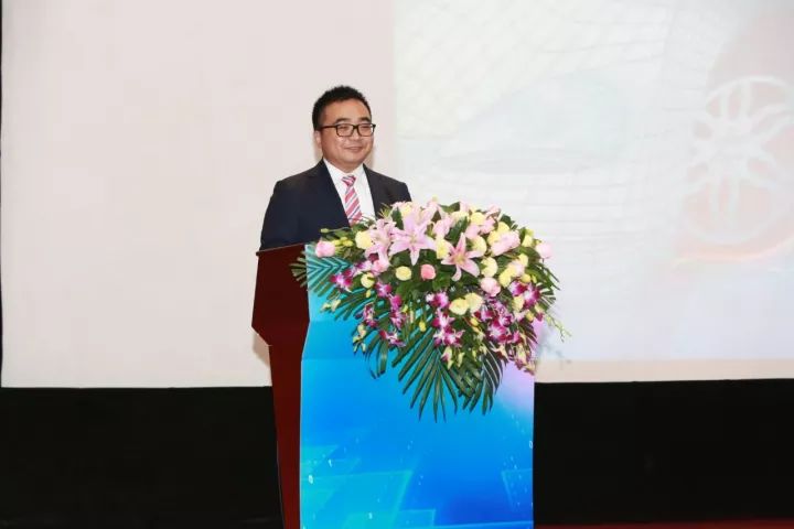 论坛开始前，嘉宾们参观展品，体验智能制造的魅力。