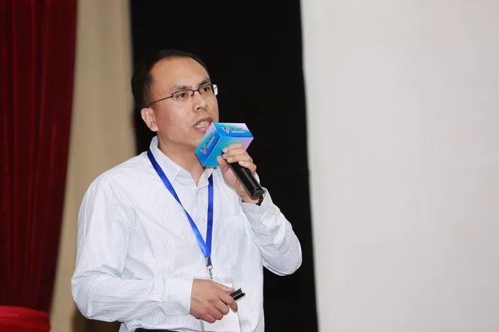 论坛开始前，嘉宾们参观展品，体验智能制造的魅力。