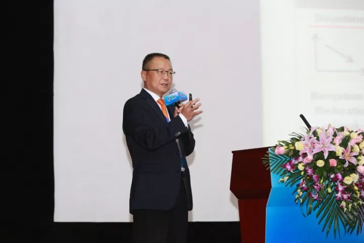 论坛开始前，嘉宾们参观展品，体验智能制造的魅力。