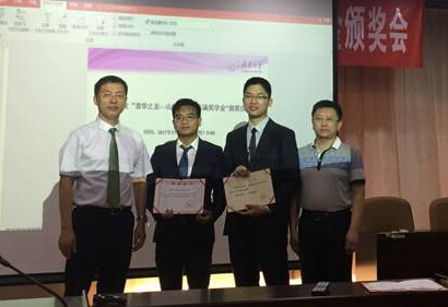 山特维克可乐满中区总经理段彦先生（左一）与清华大学机械系党委书记吕志刚先生（右一）共同为获奖学生颁奖