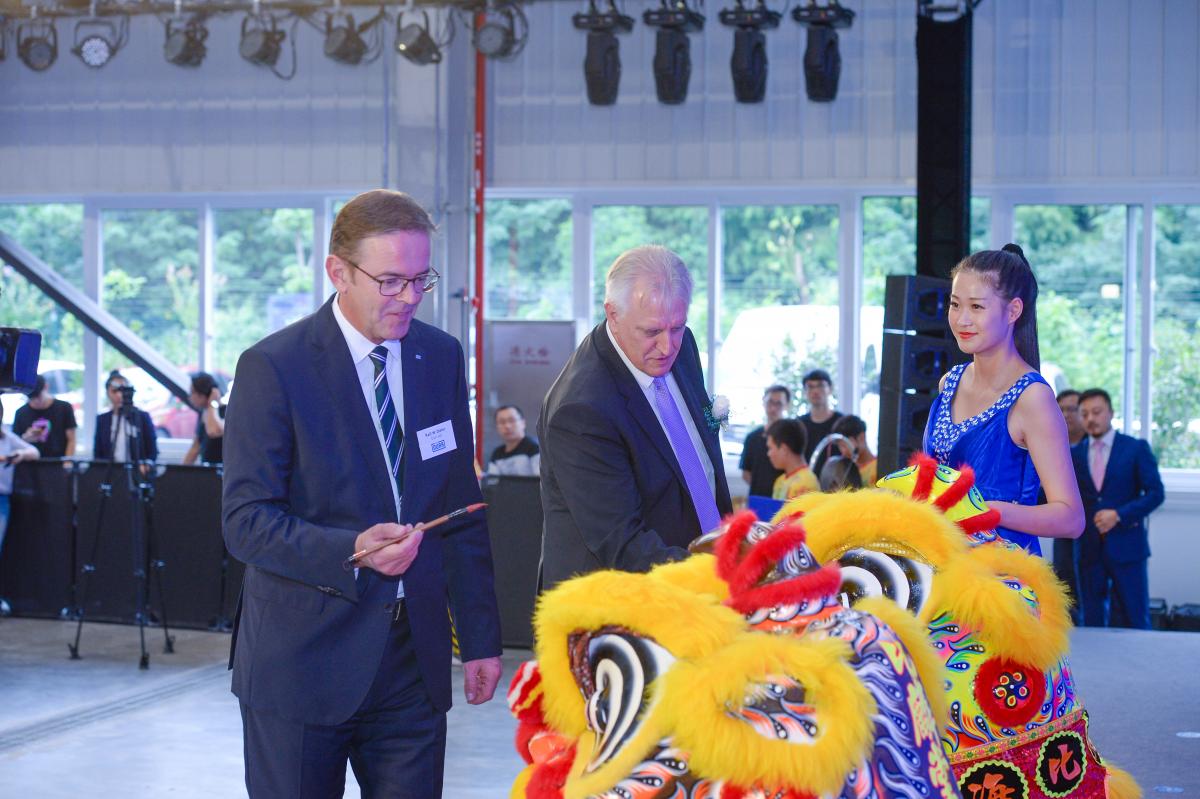杜尔集团CEO Ralf W. Dieter 先生( 左)与杜尔中国总裁Reiner Schmid 先生为舞狮点睛