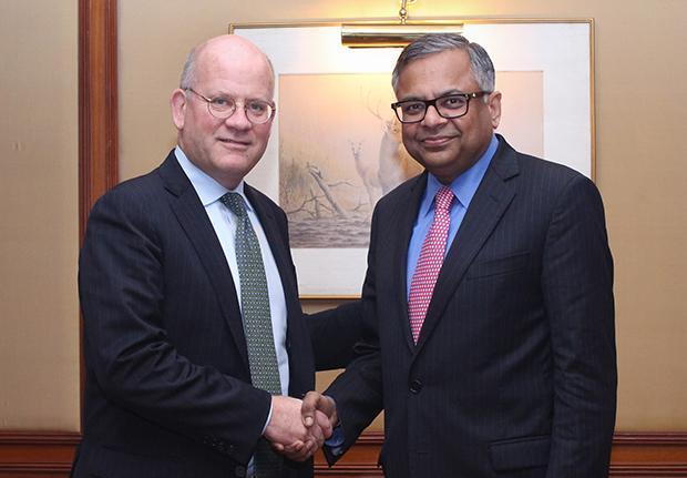 GE董事长兼首席执行官John L Flannery（左），塔塔公司董事长N Chandrasekaran