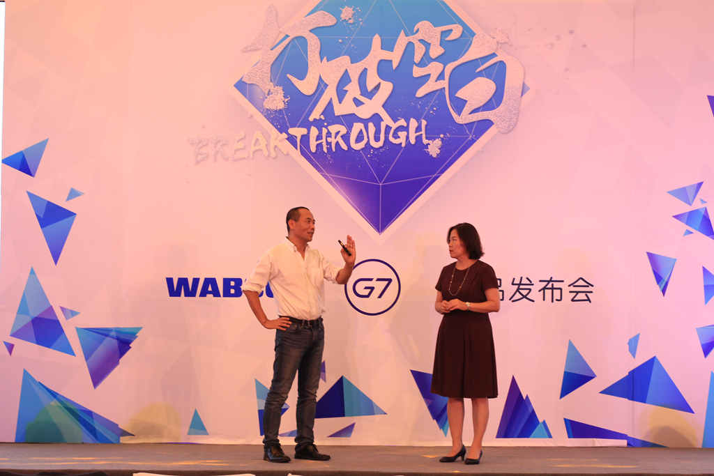 威伯科集团副总裁及亚太区总裁于素杰(右)、G7创始人兼CEO翟学魂(左)共同介绍打破中国商用车市场空白的首个智能挂车车队管理系统。