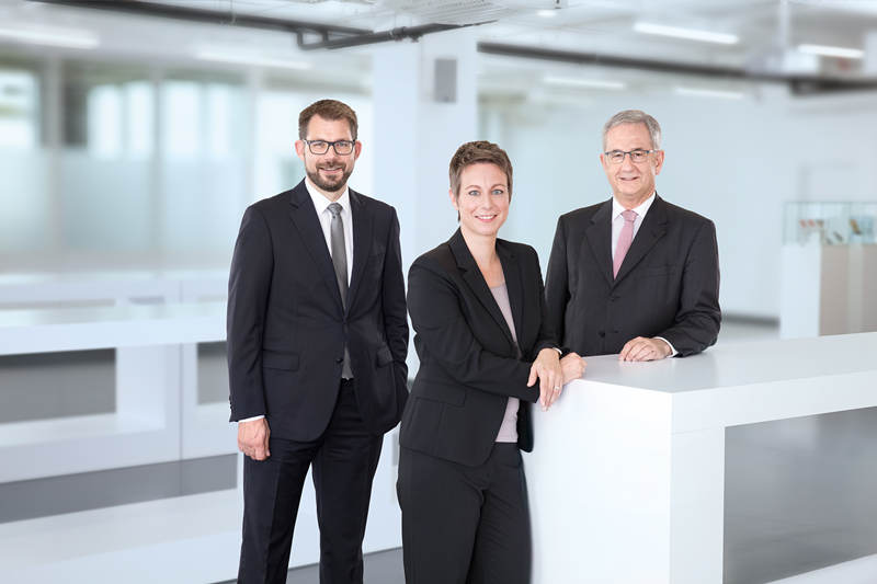 董事总经理Florian Hermle, Katrin Stegmaier-Hermle及Michael Unger (左起)对巴鲁夫集团在2017年取得的增长表示非常满意。图片由巴鲁夫提供。