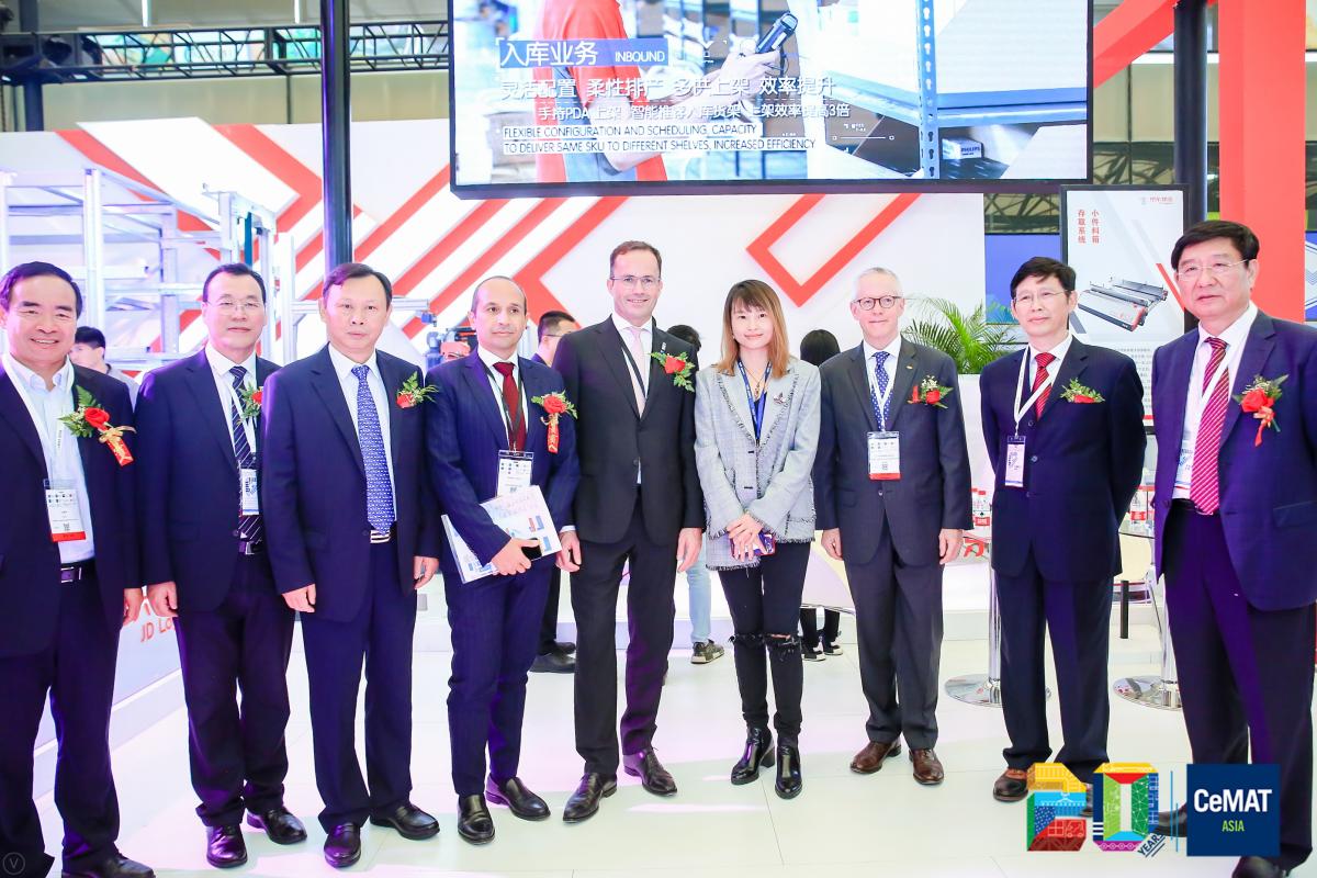德国汉诺威展览公司董事局主席兼CEO Dr. Jochen Koecklor与众嘉宾一起参观了京东物流展区。