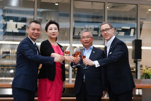 左二：绿地集团执行副总裁张蕴女士；右二：绿地国际酒店管理集团总经理李瑞忠先生