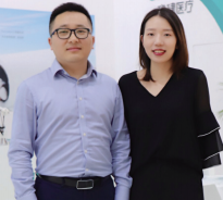稳健医疗研发副总监王欢先生（左）