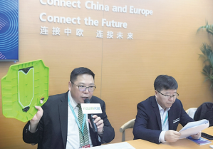 伊之密董事总经理甄荣辉 （左）和伊之密注塑机事 业部总经理张涛（右）