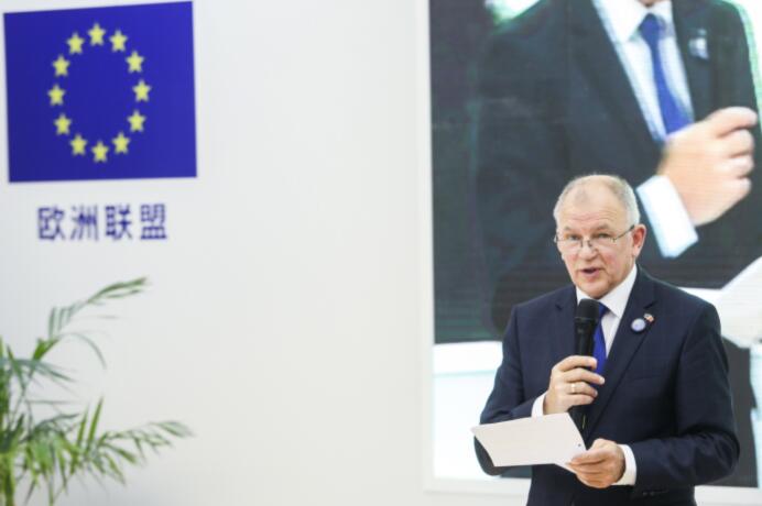 欧盟卫生和食品安全事务委员维特尼斯·安德留凯伊提斯（Vytenis Andriukaitis）发表演讲