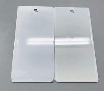 SILRES®HP2000白漆在经过QUVB3000小时测试后（右板）与未做QUVB样板对比图在经过紫外老化测试后，样板仍有极佳的光泽保持率，且样板外观无明显异常变化。