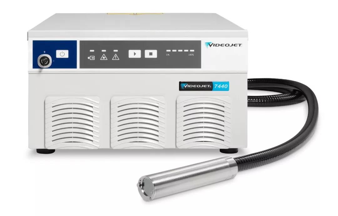 迪捷新推出 Videojet® 7340 和 7440 光纤激光打码系统，领先使用业内体积更小的 LightfootTM 打印头。