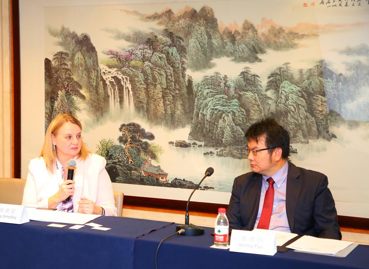 亨斯迈聚氨酯总裁潘律民与亨斯迈集团公司服务和政府事务部门副总裁施黛熠女士参加采访