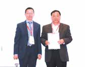 苏州纳通生物纳米技术有限公司董事长兼CEO徐百教授（左一）和广州分析测试中心吴惠勤主任（右一）