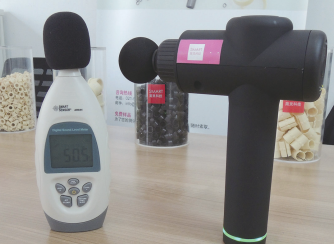 使用上海简灵的 stamid 102 系列的轴套后，筋膜枪的噪音大大降低，在高挡运行的时候，噪音降低了 18dB，用户的体验非常棒。