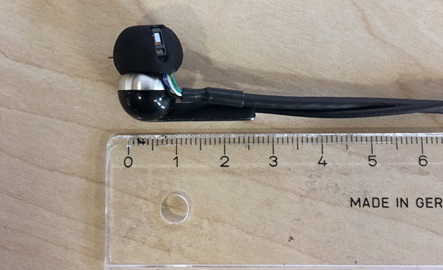  集成光学传感器和加速度计的测试系统，刻度尺用于比较