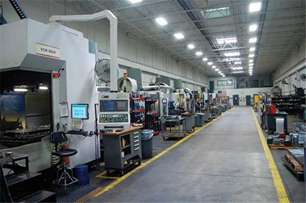 Hi-Tech 模具公司的应用专家Tim Cheyrte正在使用Tebis软件