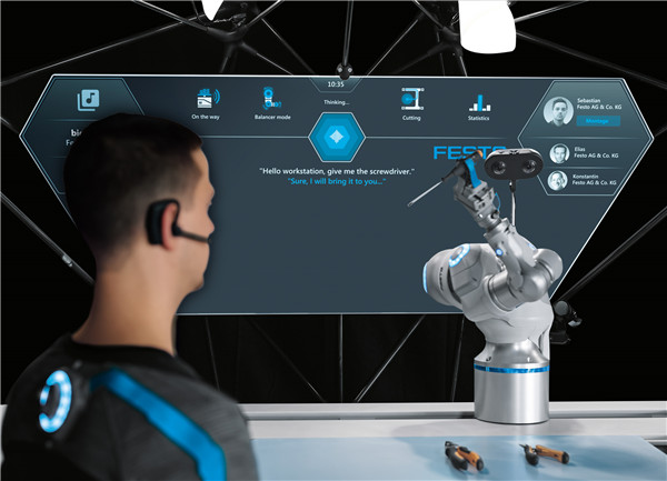 人通过手势、触摸或语音直观地控制BionicCobo