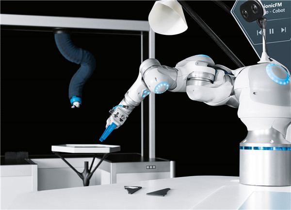 材料的自动持续进给由Robotino® 确保，其在两个站之间自主来回行驶。上料由改进版的BionicMotionRobot 完成。