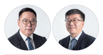 伊之密董事总经理甄荣辉（左一）和伊之密注塑机事业部总经理张涛