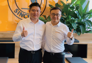 大陆集团中国工业销售总监赵龙（右）；大陆集团汽车装备行业经理胡佳杰（左）