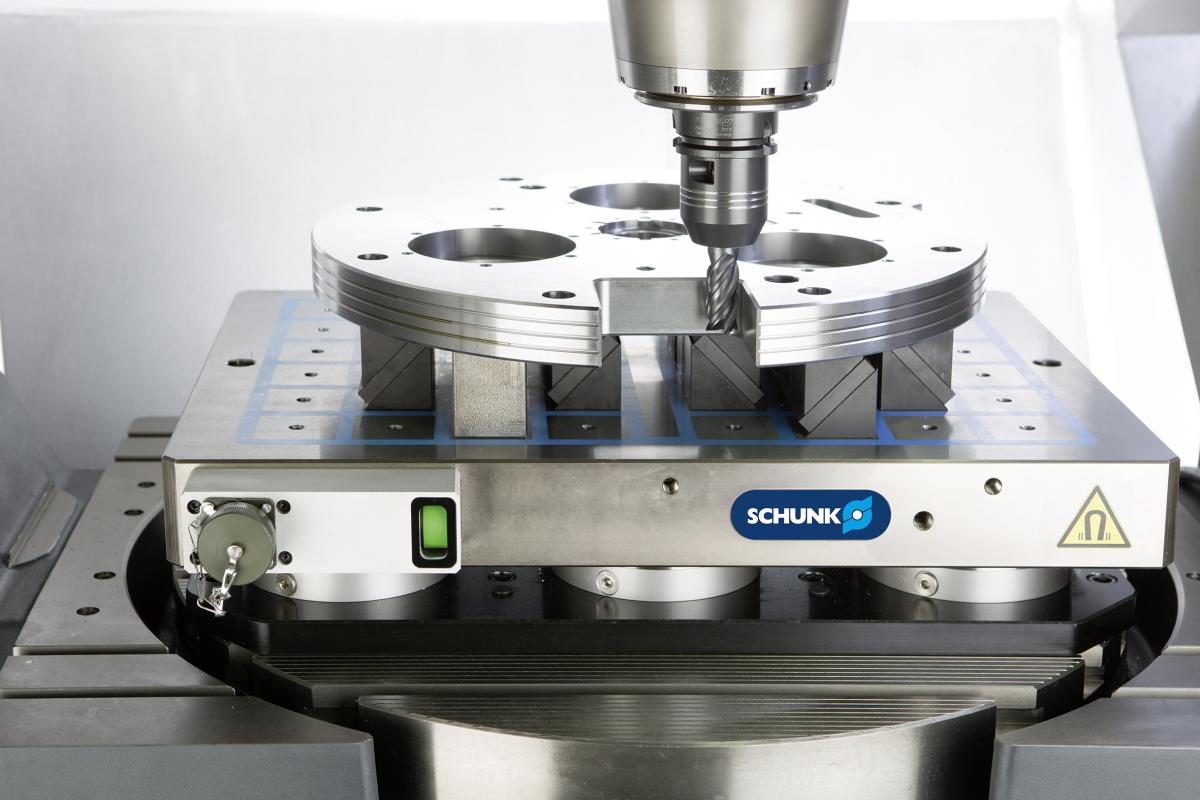 SCHUNK MAGNOS 方形磁极吸盘的夹紧状态显示（绿色）。这一状态也可通过 SCHUNK KEH 控制单元监控并传送至机床控制系统。