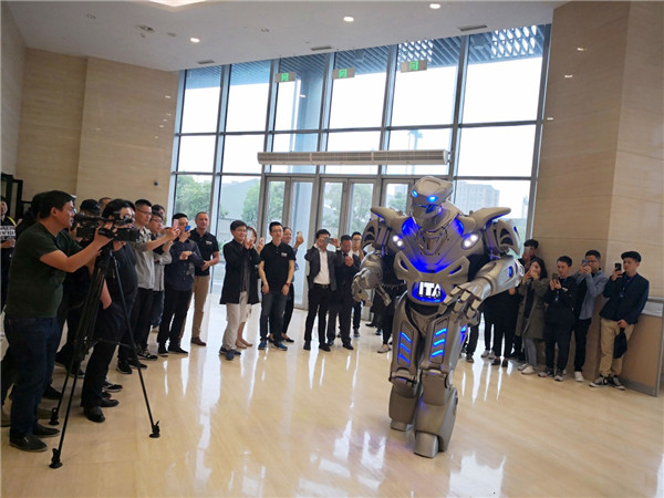 超级机器人TITAN才艺表演
