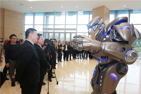超级机器人TITAN泰坦表演舞蹈