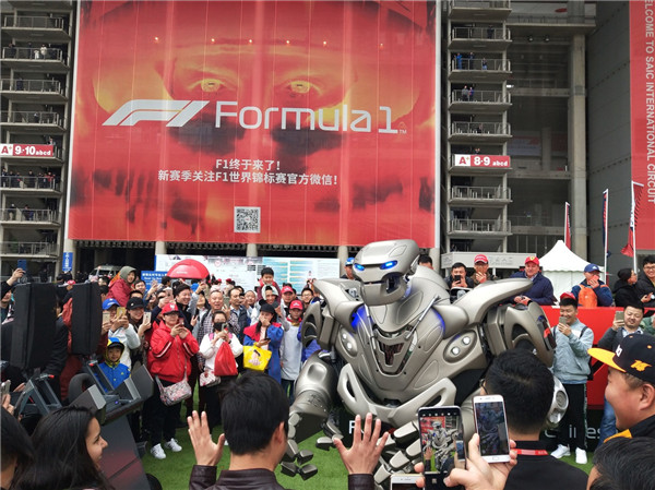 超级机器人TITAN亮相2018年F1大奖赛上海站赛场