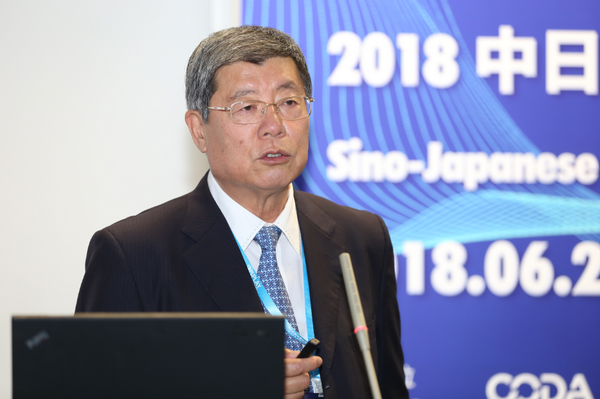 中国光学光电子行业协会液晶分会常务副理事长兼秘书长梁新清在论坛演讲
