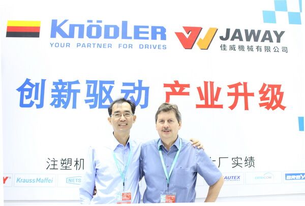 佳威机械有限公司董事长林晋立（左），Knoedler-Getriebe有限公司总经理、硕士工程师Dieter Knoedler（右）
