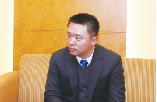 “作为一个在制造业长期深耕的跨国公司，我们始终 相信人类的进化来自于对于工具的不停地发展。我们发展 工具，我们发明工具，我们使用工具成为我们各类器官 的外延，我们用工具更好地去听、去说、去理解，这就 是我们的过去。在这个基础上，我们希望在未来的制造业， 仍然使用我们人类的创造发明，发挥出更多工具的价值， 为我们的生产制造，为我们的工人，提供更好的环境。” ——柯马中国机器人及自动化产品事业部总监开伟先生