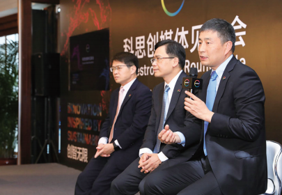 科思创涂料、粘合剂及特殊化学品业务部亚太区高级副总裁钟小斌（中），科思创涂料、粘 合剂及特殊化学品业务部技术应用开发亚太区副总裁李金旗（右一），科思创涂料、粘合剂及特殊化学品业务部大中华区副总裁陆伟国 （左一）