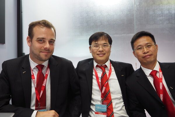 朗盛HPM业务部大中国区销售及市场总监罗高名（Michael Rockel）（左）、电子电器应用开发经理兼电动化新材料解决方案项目经理柏华锋（中）、中国区汽车应用开发经理兼技术经理刘长发（右）