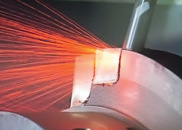 图 1：MC275 陶瓷铣刀，用于 Inconel® 718 的槽铣，切削速度为 670 米 / 分。生产效率和金属去除总量明显高于硬质合金铣刀。（图 片：瓦尔特）