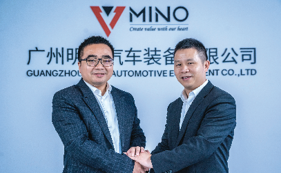 广州明略汽车有限公司董事长兼总裁姚维兵(左)费斯托大中华区汽车行业销售 总监黄兴华(右)