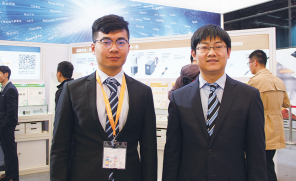 左起：滨松产品技术工程师蔡红志，滨松市场拓展负责人苏凯