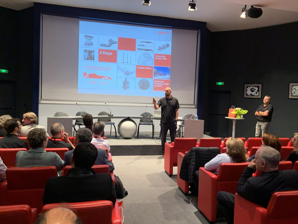 赛车运动行业市场经理Marc Hervé在演讲中概述了欧瑞康巴尔查斯在赛车运动行业的发展历史，介绍了应用于赛车运动行业精密零部件的最新涂层技术和解决方案，同时还展望了未来的创新发展点