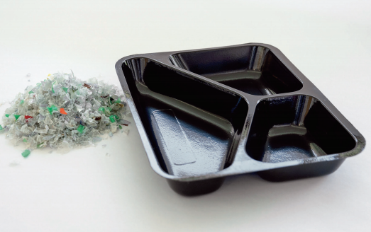 标题图由多色APET瓶片料制成的热稳定rCPET食品托盘（© Illig）