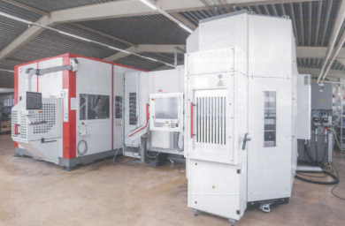 图 3：高灵活性的 C 22 U 型加工中心和 RS 2 型机器人（左），ZM 192 型刀 具库（右）。