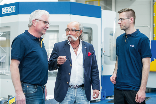 人物从左至右Mr. Friedhelm Herhaus (HETEC总经理), Mr. Hans-Hermann Rink (GROB劳博黑森地区代表 ) and Mr. Tom Herhaus (GROB操作人员）