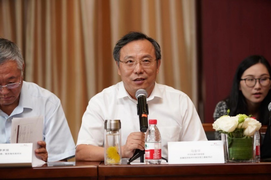 如皋市委常委、如皋经济技术开发区党工委副书记马金华同与会嘉宾探讨行业发展前景