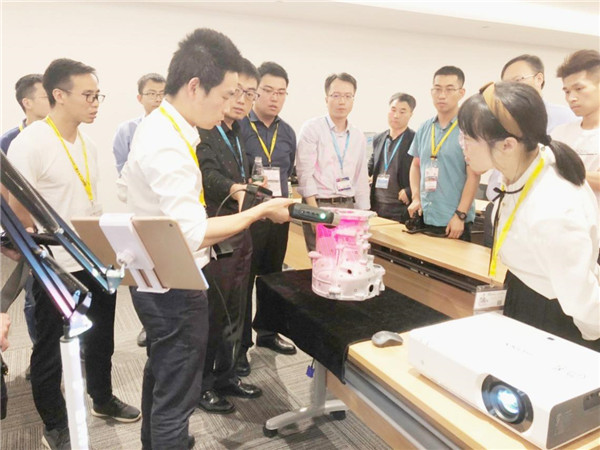     客户现场争相体验FreeScan Plus三维扫描仪